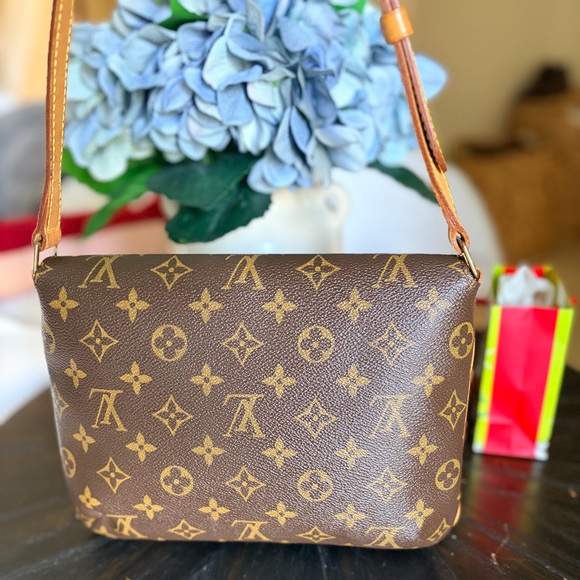 Louis Vuitton musette tango short. Monogram - Picture 3 of 16